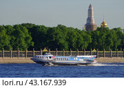 Теплоход "Метеор-184" поднимается вверх по Неве вдоль Летнего сада, Санкт-Петербург (2018 год). Редакционное фото, фотограф Алексей Иванов / Фотобанк Лори