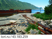 Камчатка. Бухта Русская. Старые, ржавые трубы для пресной воды и старый корабль. (2023 год). Редакционное фото, фотограф Staryh Luiba / Фотобанк Лори