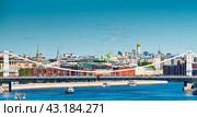 Вид на Крымский мост. Весенний солнечный день. Москва (2024 год). Редакционное фото, фотограф E. O. / Фотобанк Лори