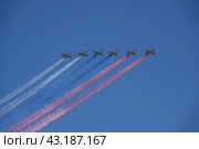 Группа штурмовиков Су-25 "Грач" дымят цветами российского флага в небе над Красной площадью во время генеральной репетиции парада, посвященного 79-летию Победы в Великой Отечественной войне (2024 год). Редакционное фото, фотограф Free Wind / Фотобанк Лори