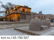 Old houses in Itchan Kala, the walled inner town of the city of Khiva (2022 год). Редакционное фото, фотограф Юлия Белоусова / Фотобанк Лори
