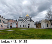 Территория кремля в Великом Новгороде с видом на Софийский собор в пасмурную погоду (2024 год). Стоковое фото, фотограф Кудряшова Надежда / Фотобанк Лори