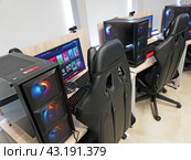 Игровые компьютеры в фиджитал-центре (2024 год). Редакционное фото, фотограф Ольга Дерябина / Фотобанк Лори