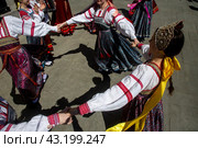 Девушки в русских национальных костюмах водят хороводы и поют народные песни, Россия (2024 год). Редакционное фото, фотограф Николай Винокуров / Фотобанк Лори
