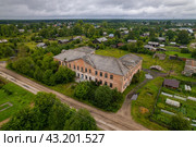 Вид с высоты на закрытую школу в Пинюге (аэросъемка 2023 года) Стоковое фото, фотограф Владислав Самошкин / Фотобанк Лори