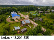 Вид с высоты на Троицкую церковь в Пинюге (аэросъемка 2023 года) Стоковое фото, фотограф Владислав Самошкин / Фотобанк Лори