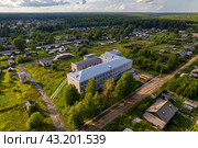 Вид с высоты на школу в Пинюге (аэросъемка 2023 года) Стоковое фото, фотограф Владислав Самошкин / Фотобанк Лори