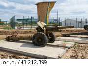 Артиллерия, модернизированная гаубица М-30, калибром 122мм, буксируемое артиллерийское орудие на реставрации. Волгоградская область, Средняя Ахтуба, Россия. (2024 год). Редакционное фото, фотограф Андрей Цыганков / Фотобанк Лори