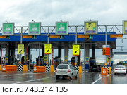 Трасса М4 Дон. Пункт платной дороги. Toll road or tollway on the controlled-access highway. Forced traffic jam concept. point of payment for the toll road. Toll highway. Point of payment on the road (2024 год). Редакционное фото, фотограф Ирина Михайличенко / Фотобанк Лори