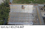 Covering the roof with a professional style. Anti-condensate film. Стоковое видео, видеограф Леонид Еремейчук / Фотобанк Лори