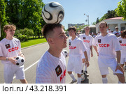 Спортсмены готовятся к спортивному шествие, посвященному 105-летию первого парада на Красной площади, на территории выставочного комплекса ВДНХ в городе Москве, Россия (2024 год). Редакционное фото, фотограф Николай Винокуров / Фотобанк Лори