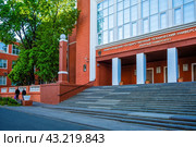 Крыльцо первого корпуса НГТУ имени Алексеева (2024 год). Редакционное фото, фотограф Илья Старков / Фотобанк Лори