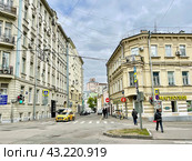 Москва, вид на Лялин переулок со стороны Лялиной площади весной в облачную погоду. Редакционное фото, фотограф Овчинникова Ирина / Фотобанк Лори