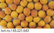 Вращение. Груда целых спелых абрикосов, вид сверху. Rotation. Heap of whole, ripe apricots. Стоковое видео, видеограф Александр Собко / Фотобанк Лори