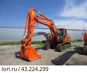 Экскаватор Doosan южнокорейского производства. Строительно-дорожный спецтранспорт. Редакционное фото, фотограф Дорощенко Элла / Фотобанк Лори