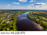 Вид с высоты на реку Юг около Подосиновца (аэросъемка 2023 года) Стоковое фото, фотограф Владислав Самошкин / Фотобанк Лори