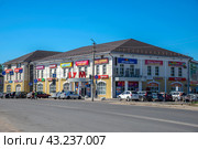 Здание торгового центра «БУМ». Бежецк (2024 год). Редакционное фото, фотограф Анна Карасева / Фотобанк Лори