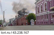 Крупный пожар в историческом здании в Кирове, Россия (2013 год). Редакционное видео, видеограф Алексей Сергеев / Фотобанк Лори