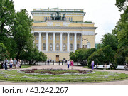 Город Санкт-Петербург. Вид на Пушкинский (Александрийский) театр (2023 год). Стоковое фото, фотограф Александр Тараканов / Фотобанк Лори