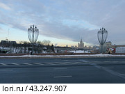 Architecture in the city center. Stalinist skyscraper on Kotelnicheskaya, Bolshoy (Big) Ustinsky Bridge. International touristic concepts. Wide Moscva river (2021 год). Стоковое фото, фотограф YuryKara / Фотобанк Лори