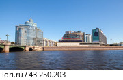 Pirogovskaya Embankment at Bolshaya Nevka (2022 год). Редакционное фото, фотограф EugeneSergeev / Фотобанк Лори