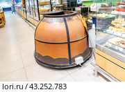 Large tandyr oven for making flat bread in a chain store (2024 год). Редакционное фото, фотограф FotograFF / Фотобанк Лори