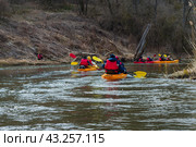 People of age have a springtime vacation in nature. Kayaking in the spring. Active weekend pastime. Sports tourism. (2022 год). Редакционное фото, фотограф Zima Nadezhda / Фотобанк Лори