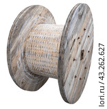 Деревянная катушка для кабеля на белом фоне. Wooden cable coil isolated on white background. Стоковое фото, фотограф Татьяна Д / Фотобанк Лори