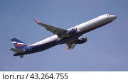 MOSCOW , RUSSIA, June 10, 2023: The Commercial passenger airplane flying overhead on sunny day on June 10, 2023 in Moscow, Russia. Стоковое фото, фотограф Фотограф / Фотобанк Лори