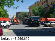 Мощный военный седельный тягач БАЗ-6403 с танком т-80БВМ на полуприцепе, трейлер. Волгоград, улица Мира, Россия, (2024 год). Редакционное фото, фотограф Андрей Цыганков / Фотобанк Лори