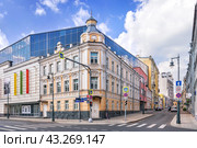Улица Остоженка, Дом выступления Ленина, Москва (2023 год). Редакционное фото, фотограф Baturina Yuliya / Фотобанк Лори