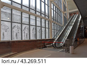 Внутренне пространство с эскалаторами в новом корпуса Третьяковской галереи на Кадашёвской набережной в Москве (2024 год). Редакционное фото, фотограф Румянцева Наталия / Фотобанк Лори