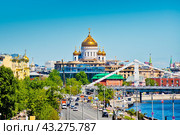 Фрунзенская набережная и вид на храм Христа Спасителя. Солнечный весенний день. Москва. Россия (2024 год). Редакционное фото, фотограф E. O. / Фотобанк Лори
