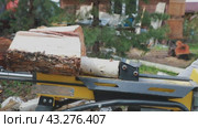Simple and efficient firewood handling. Стоковое видео, видеограф Юрий Поздников / Фотобанк Лори