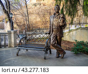 Скульптурная композиция во дворе дома музея Ф.И.Шаляпина, город Кисловодск (2023 год). Редакционное фото, фотограф Вячеслав Палес / Фотобанк Лори