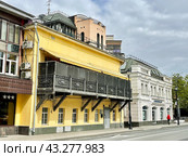 Москва, улица Покровка, дом 45, строение 2, усадьба 19 века. Редакционное фото, фотограф Овчинникова Ирина / Фотобанк Лори