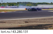 Drift cars take turns on the highway during a demonstration on the Myachkovo highway Moscow region. Russia. 02.06.24. Стоковое видео, видеограф Ярославский Максим / Фотобанк Лори