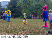 Kamennomostsky, Russia - September 1, 2018: Holiday day of the village Kamennomostsky with animators and children's playgrounds and competitions in the park in the fall. Редакционное фото, фотограф Андрей С / Фотобанк Лори