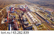 Top view of a chemical plant. Workshops and pipes of the enterprise on an autumn day. Стоковое фото, фотограф Евгений Ткачёв / Фотобанк Лори