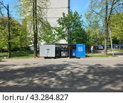 Огороженное сооружение с мусорными контейнерами. 14-ая Парковая улица. Район Восточное Измайлово. Город Москва (2023 год). Редакционное фото, фотограф lana1501 / Фотобанк Лори