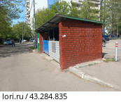Огороженное сооружение с мусорными контейнерами на 14-ой Парковой улице. Район Восточное Измайлово. Город Москва (2023 год). Редакционное фото, фотограф lana1501 / Фотобанк Лори