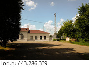 Железнодорожный вокзал на станции Павелец-Тульский в Рязанской области. Building of Pavelets 1 Tulsky railway station. Sunny summer view. (2021 год). Стоковое фото, фотограф Александр Кузнецов / Фотобанк Лори