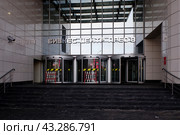 Вход в бизнес центр ПРЕО 8 на Преображенской площади в Москве (2021 год). Стоковое фото, фотограф Александр Кузнецов / Фотобанк Лори