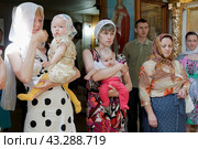Russia Samara June 25, 2011: Orthodox parishioners came to baptize their babies in the church. Редакционное фото, фотограф Акиньшин Владимир / Фотобанк Лори