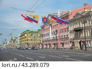 Летний день на Невском проспекте. Санкт-Петербург (2024 год). Редакционное фото, фотограф Анна Карасева / Фотобанк Лори