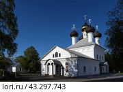 Старинная церковь Троицы Живоначальной (1787г.) весенним днем. Храмовый комплекс в Завидово. Тверская область (2024 год). Редакционное фото, фотограф Natalia Sidorova / Фотобанк Лори