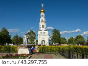 Вид на колокольню храмового комплекса в Завидово и Братская могила Великой Отечественной войны 1941-1945 гг. весенним днем. Тверская область (2024 год). Редакционное фото, фотограф Natalia Sidorova / Фотобанк Лори