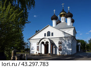 Старинная церковь Троицы Живоначальной (1787г.) весенним днем. Храмовый комплекс в Завидово. Тверская область (2024 год). Редакционное фото, фотограф Natalia Sidorova / Фотобанк Лори