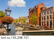 Summer view of Leiden cityscape with scenic canals, Netherlands (2022 год). Редакционное фото, фотограф Яков Филимонов / Фотобанк Лори