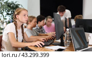 Girl student learning to work on computer in classroom. Стоковое видео, видеограф Яков Филимонов / Фотобанк Лори